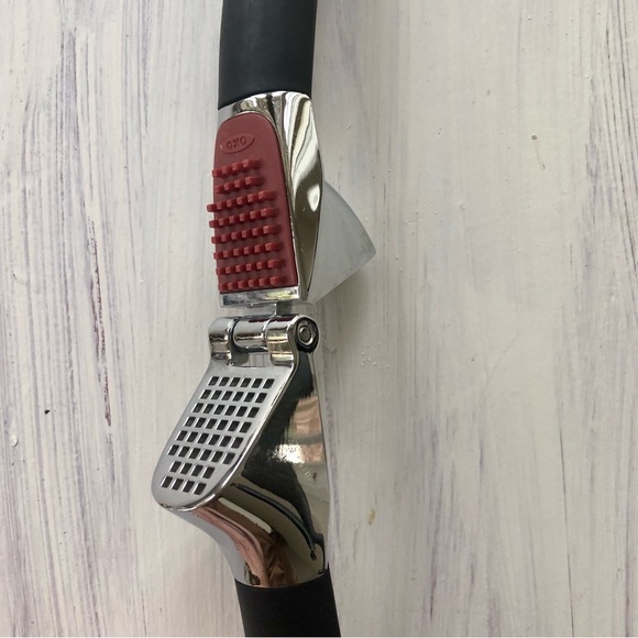 OXO GOOD GRIPS Professional HEAVY DUTY Garlic Press.  Die-cast Zinc & Silicone. - Picture 5 of 8